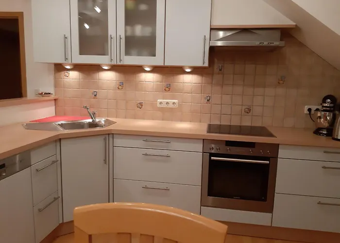 Drei-zimmer-wohnung, Parken Vor Dem Haus *
