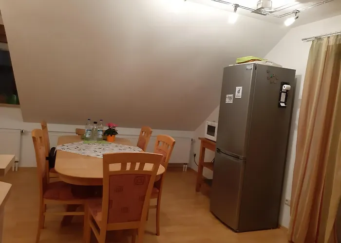 Drei-zimmer-wohnung, Parken Vor Dem Haus *