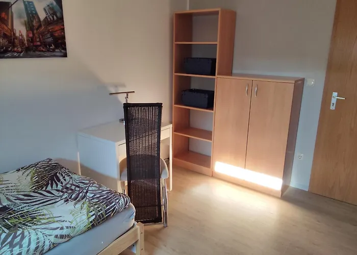 Drei-zimmer-wohnung, Parken Vor Dem Haus Lägenhet