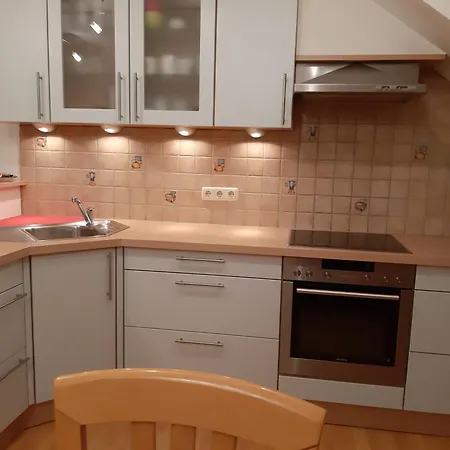 Drei-zimmer-wohnung, Parken Vor Dem Haus *