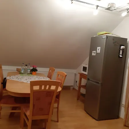 Drei-zimmer-wohnung, Parken Vor Dem Haus *