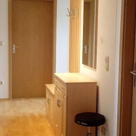 Apartment Grosszuegige Drei-zimmer-wohnung Mit Parkplatz
