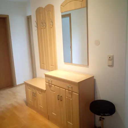 Grosszuegige Drei-zimmer-wohnung Mit Parkplatz Apartment