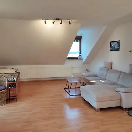 Apartment Drei-zimmer-wohnung, Parken Vor Dem Haus *