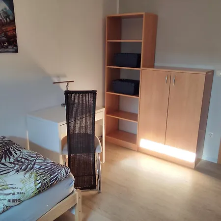 Drei-zimmer-wohnung, Parken Vor Dem Haus Apartment