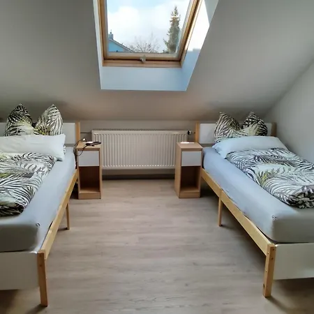 Apartment Drei-zimmer-wohnung, Parken Vor Dem Haus