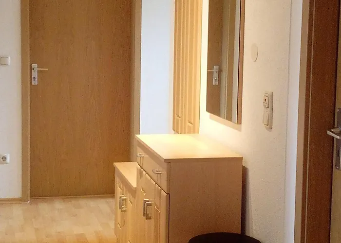 Apartment Drei-zimmer-wohnung, Parken Vor Dem Haus