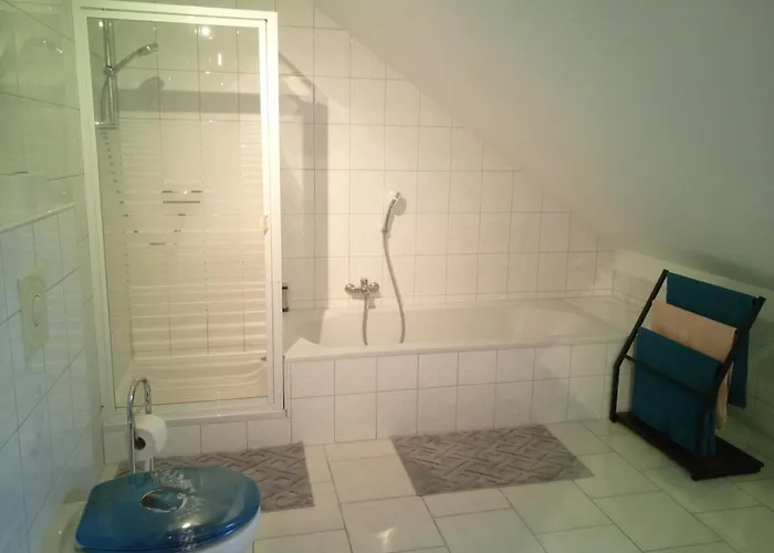Apartment Drei-zimmer-wohnung, Parken Vor Dem Haus