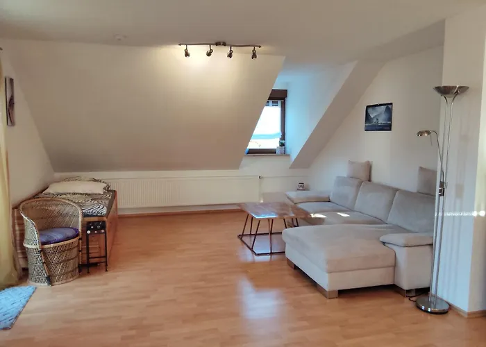 Apartment Drei-zimmer-wohnung, Parken Vor Dem Haus *